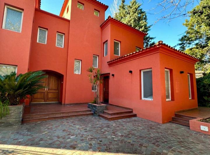 Casa · 321m² · 7 Ambientes · 2 Cocheras