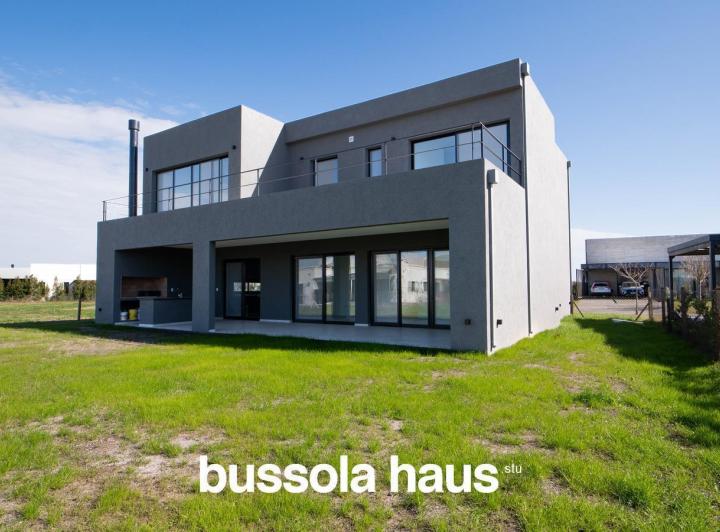 Casa · 327m² · 7 Ambientes · 4 Cocheras