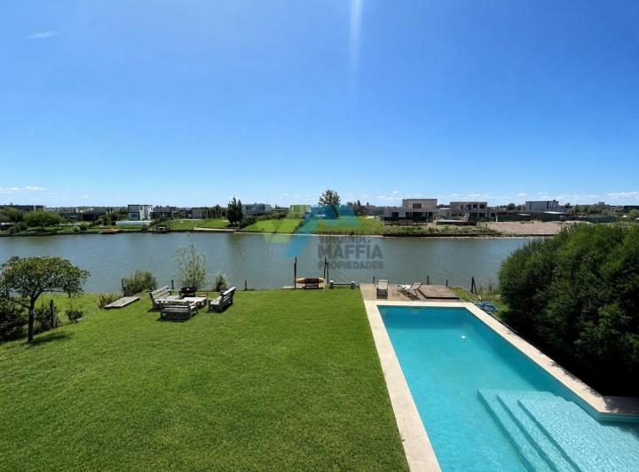 Casa · 265m² · 6 Ambientes · 2 Cocheras