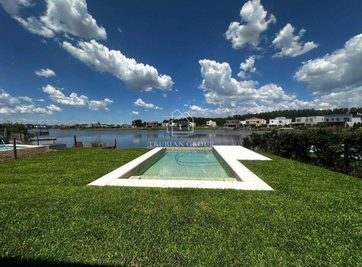Casa · 216m² · 6 Ambientes · 4 Cocheras