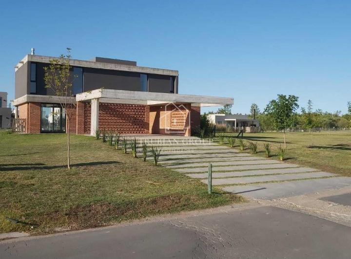 Casa · 200m² · 5 Ambientes · 1 Cochera