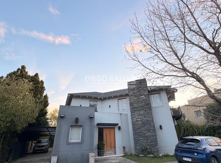 Casa · 276m² · 6 Ambientes · 8 Cocheras