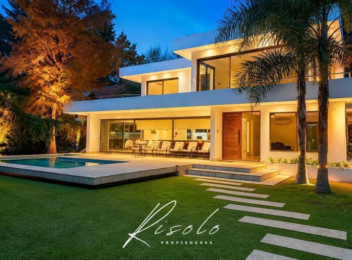Casa · 252m² · 6 Ambientes · 1 Cochera