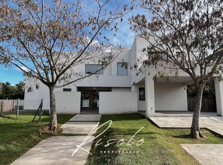 Casa · 261m² · 7 Ambientes · 2 Cocheras