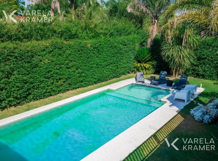 Casa · 362m² · 6 Ambientes · 4 Cocheras