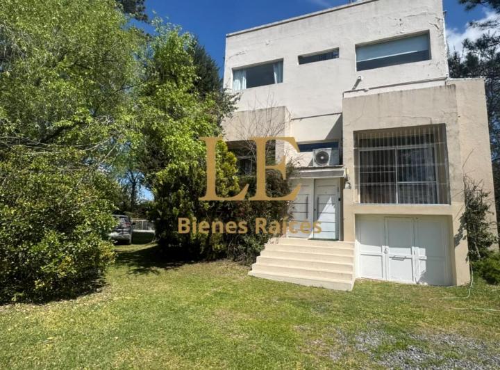 Casa · 276m² · 5 Ambientes · 3 Cocheras
