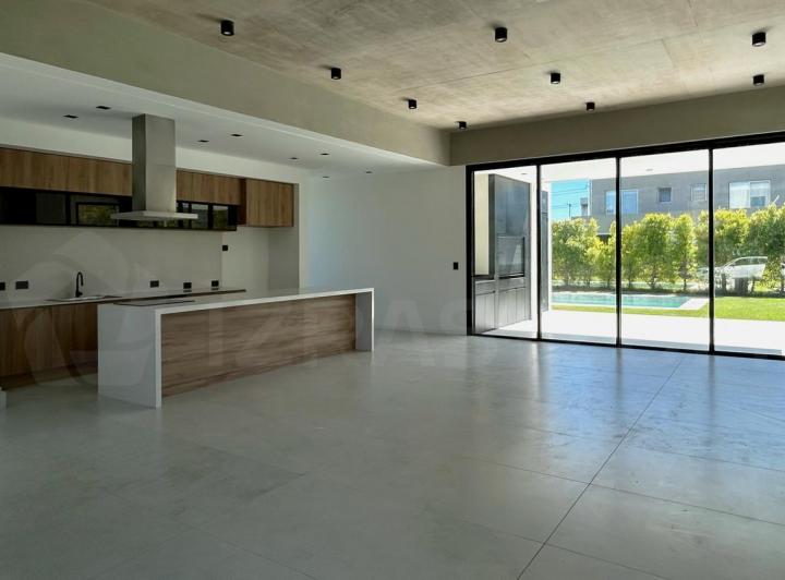Casa · 236m² · 6 Ambientes · 4 Cocheras