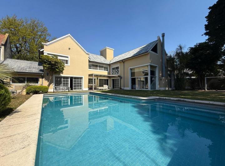 Casa · 400m² · 5 Ambientes · 2 Cocheras