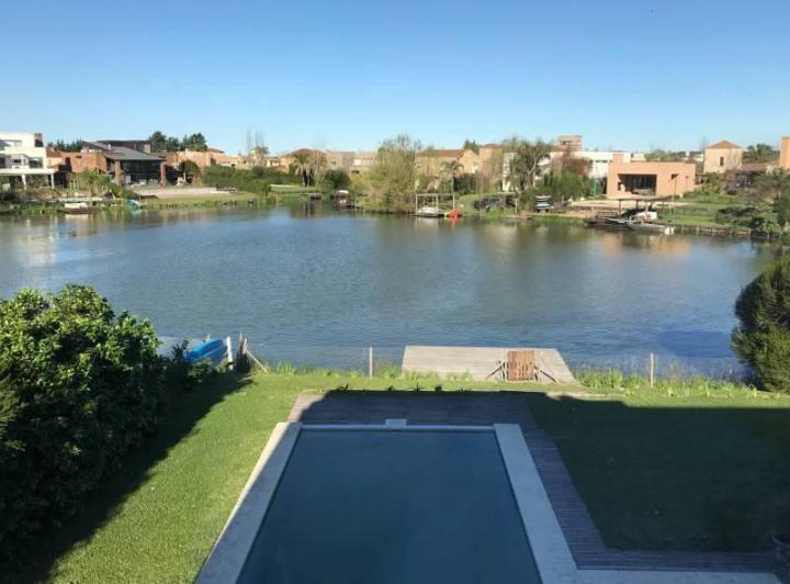 Casa · 550m² · 8 Ambientes · 4 Cocheras