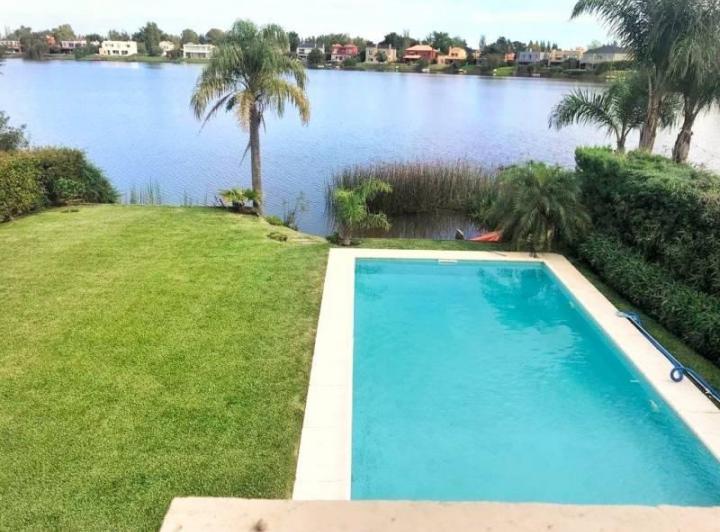 Casa · 300m² · 5 Dormitorios