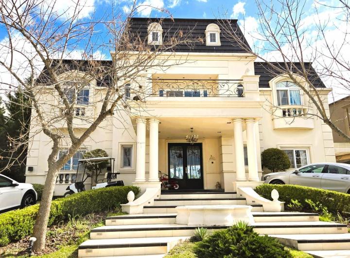 Casa · 650m² · 8 Ambientes · 1 Cochera