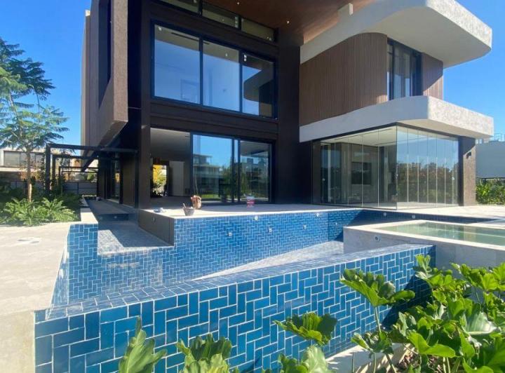 Casa · 550m² · 8 Ambientes · 3 Cocheras