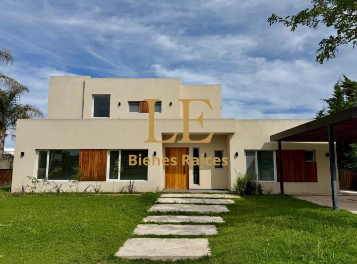 Casa · 245m² · 5 Ambientes · 4 Cocheras