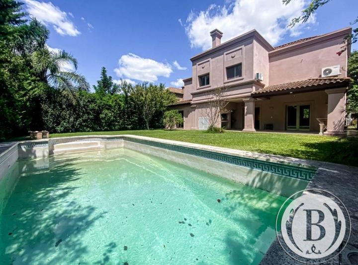 Casa · 343m² · 5 Ambientes · 1 Cochera