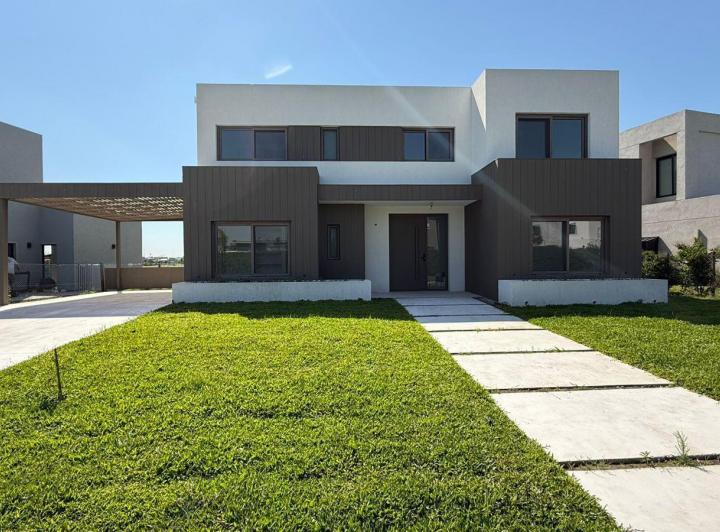 Casa · 216m² · 6 Ambientes · 2 Cocheras