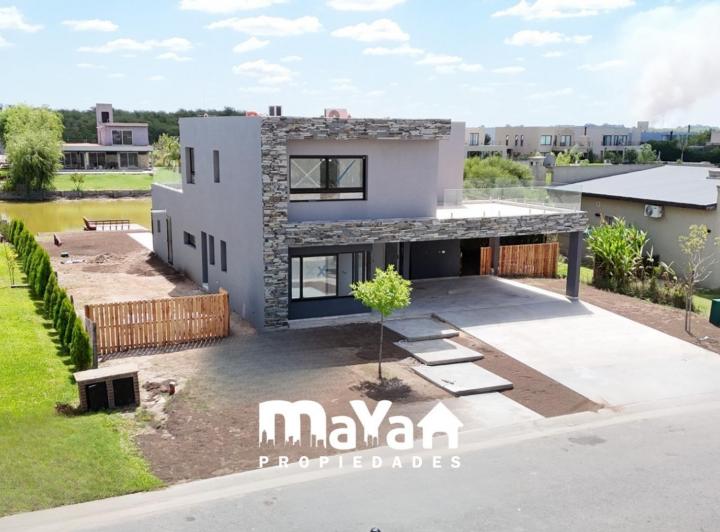 Casa · 221m² · 5 Ambientes · 2 Cocheras