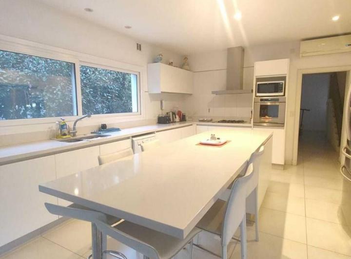 Casa · 530m² · 7 Ambientes · 1 Cochera
