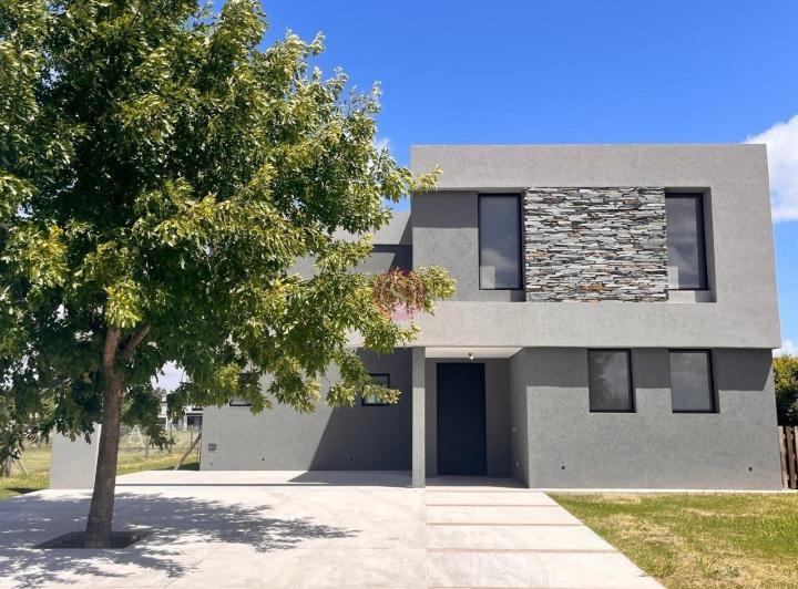 Casa · 227m² · 6 Ambientes · 1 Cochera