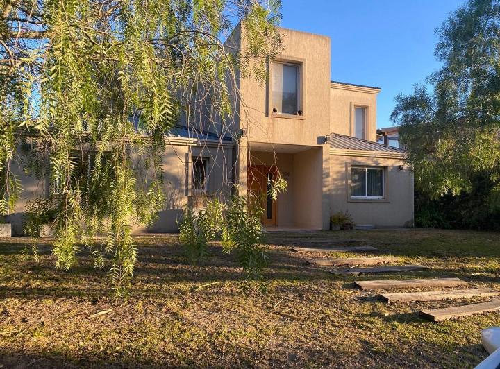 Casa · 294m² · 5 Ambientes · 1 Cochera