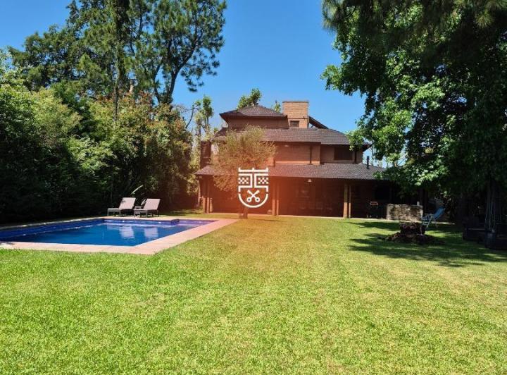 Casa · 360m² · 5 Ambientes · 3 Cocheras