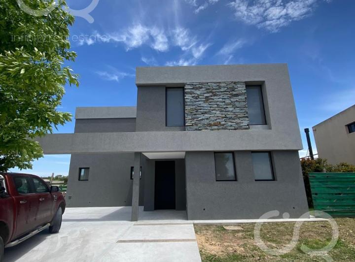 Casa · 227m² · 7 Ambientes · 2 Cocheras