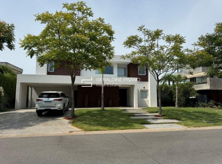 Casa · 450m² · 11 Ambientes · 2 Cocheras