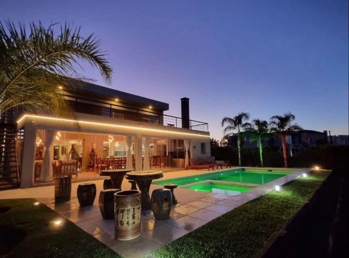 Casa · 317m² · 6 Ambientes · 4 Cocheras