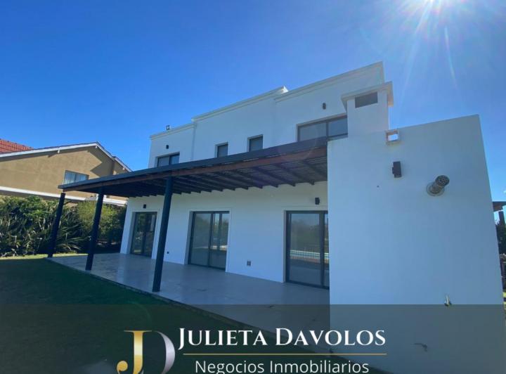 Casa · 180m² · 5 Ambientes · 2 Cocheras