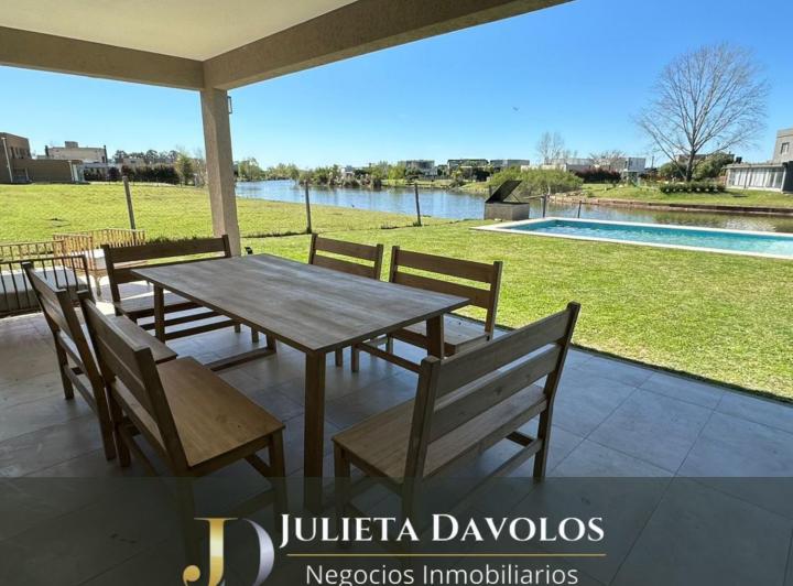Casa · 271m² · 6 Ambientes · 2 Cocheras