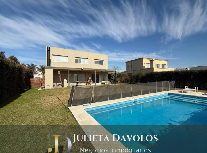 Casa · 200m² · 5 Ambientes · 2 Cocheras