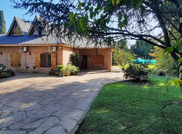 Casa · 310m² · 7 Ambientes · 4 Cocheras