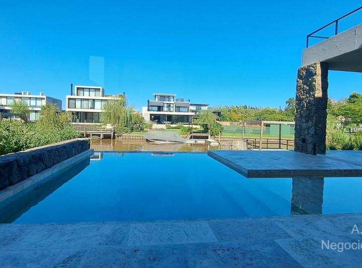 Casa · 430m² · 7 Ambientes · 2 Cocheras