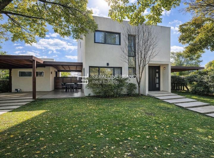 Casa · 185m² · 6 Ambientes · 2 Cocheras
