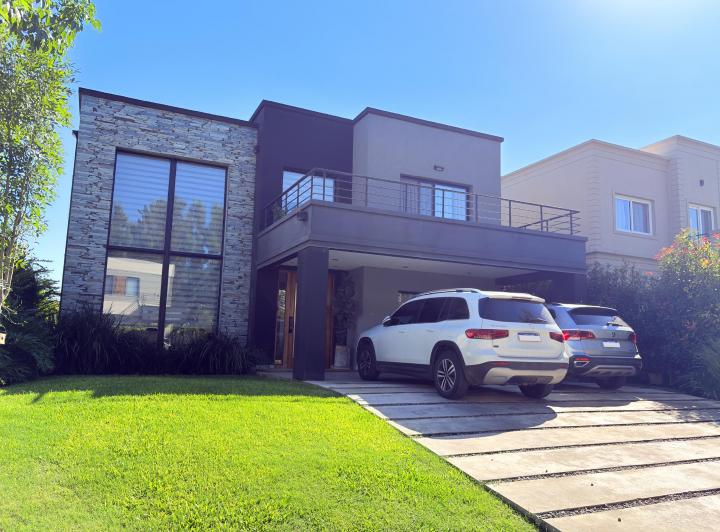 Casa · 287m² · 5 Ambientes · 4 Cocheras