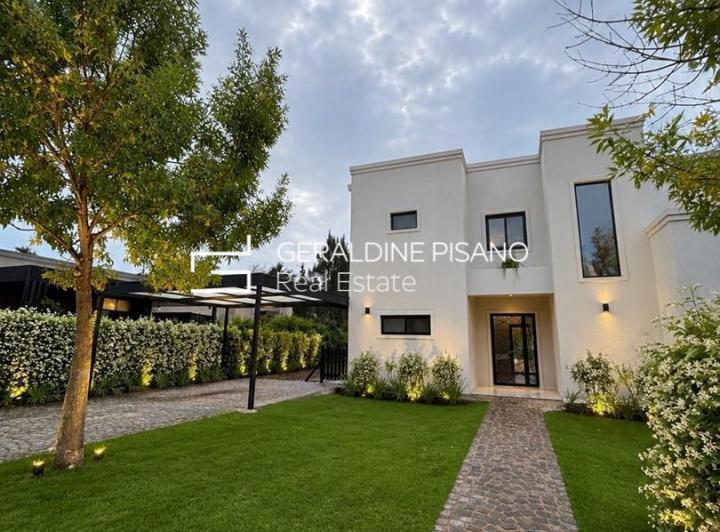 Casa · 241m² · 5 Ambientes · 4 Cocheras