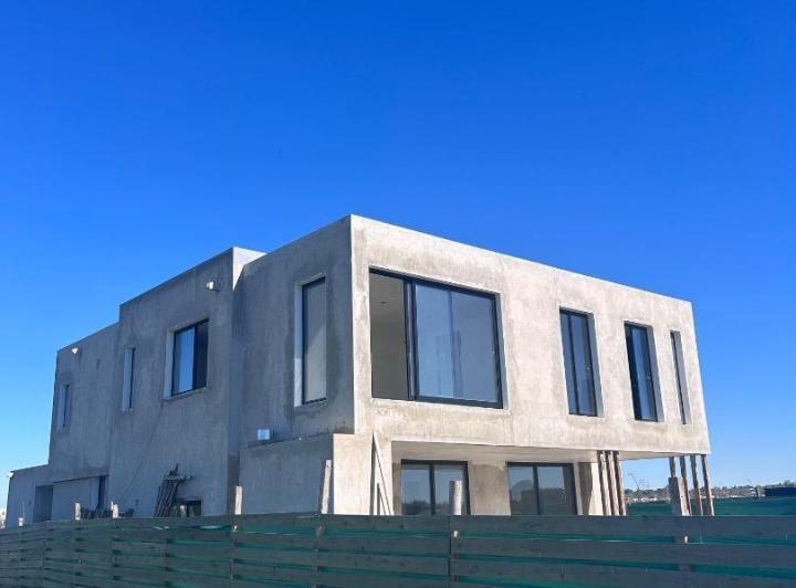 Casa · 283m² · 6 Ambientes · 2 Cocheras