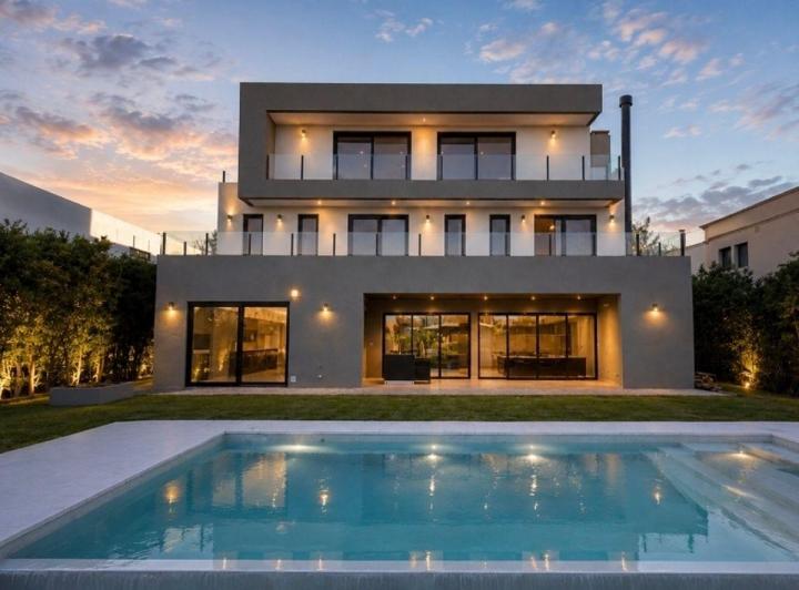 Casa · 448m² · 6 Ambientes · 4 Cocheras