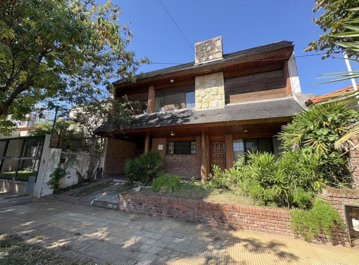 Casa · 319m² · 6 Ambientes · 1 Cochera