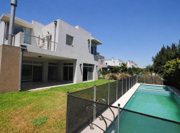 Casa · 237m² · 6 Ambientes · 1 Cochera
