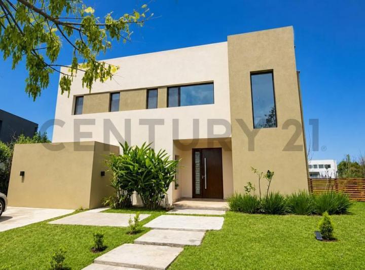 Casa · 230m² · 6 Ambientes · 1 Cochera