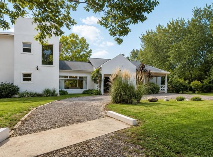Casa · 250m² · 5 Ambientes · 2 Cocheras