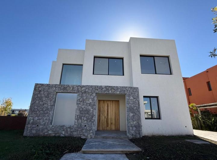 Casa · 230m² · 5 Ambientes · 4 Cocheras