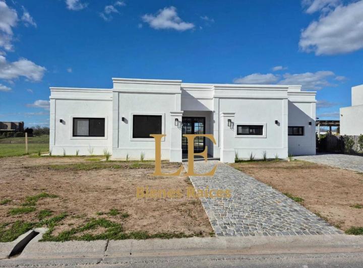 Casa · 228m² · 5 Ambientes · 4 Cocheras