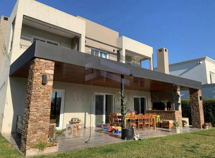 Casa · 210m² · 5 Ambientes · 4 Cocheras