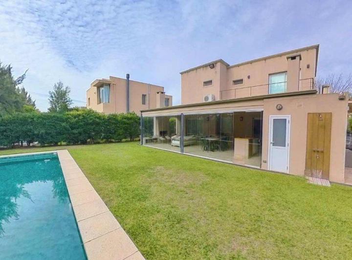 Casa · 226m² · 6 Ambientes · 1 Cochera