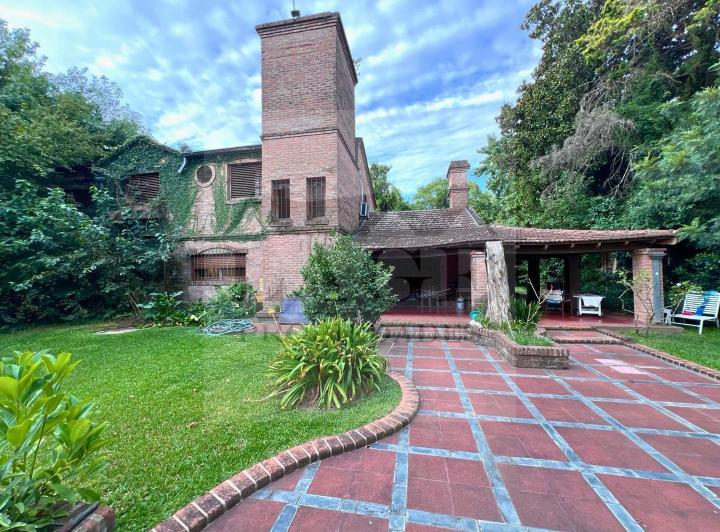 Casa · 195m² · 5 Ambientes · 2 Cocheras