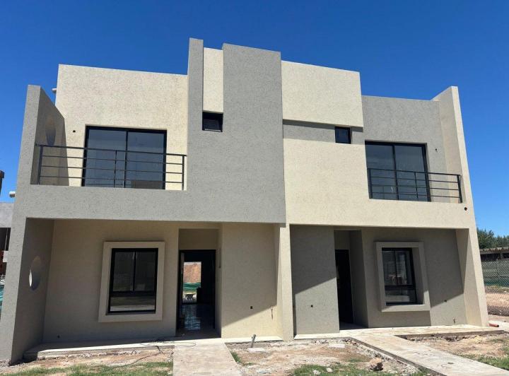 Casa · 119m² · 4 Ambientes · 2 Cocheras