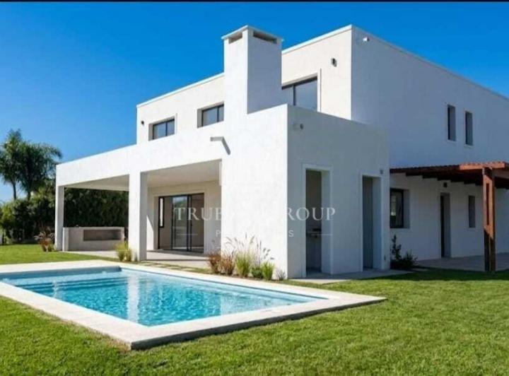 Casa · 320m² · 7 Ambientes · 2 Cocheras