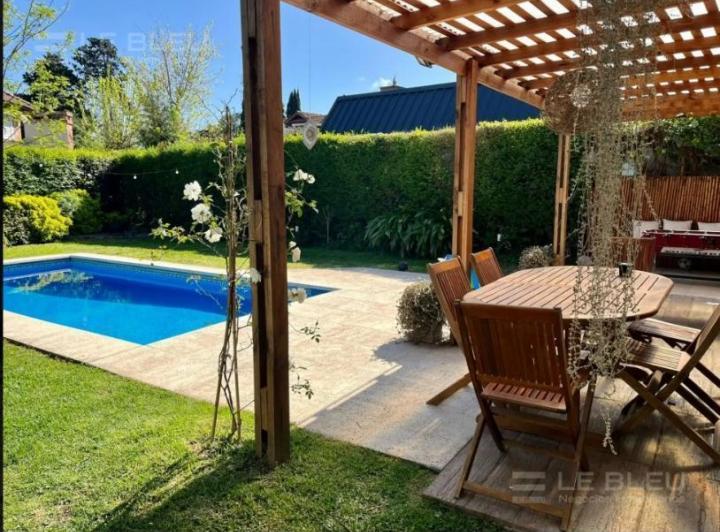 Casa · 170m² · 6 Ambientes · 3 Cocheras
