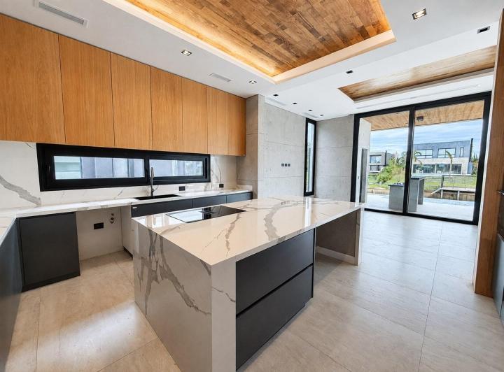 Casa · 470m² · 6 Ambientes · 2 Cocheras